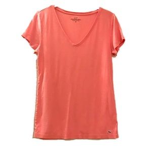 Vineyard Vines v-neck top 🐳